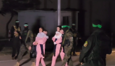 صور  تسليم حماس للدفعة الرابعة من المحتجزين الاسرائيليين لديها إلى الصليب الأحمر